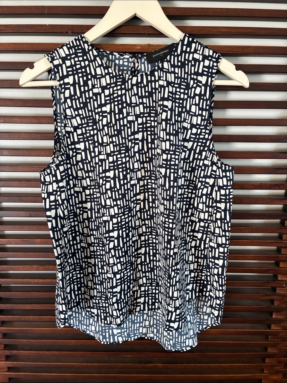Banana Republic Navy & White Geometric Sleeveless Blouse